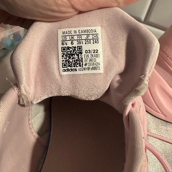 Adidas Ozelia pink addition size 6.5, like new - Picture 4 of 4